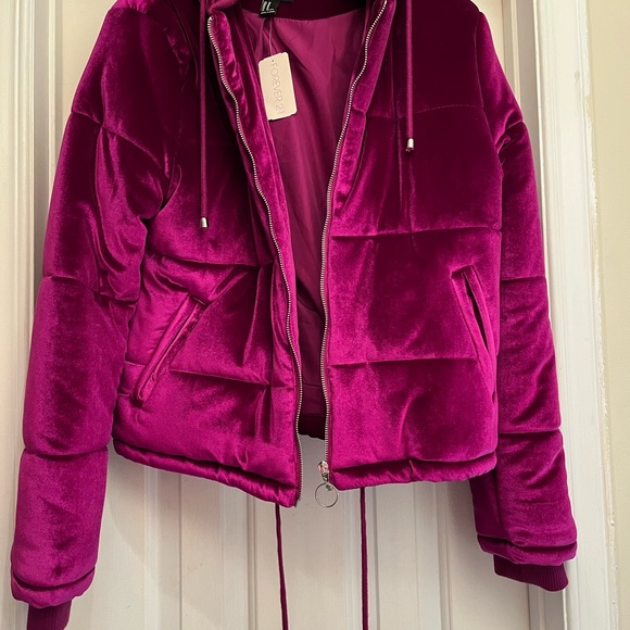 NWT quilted velvety jacket with hood and zipper. Adjustable at bottom size M - Picture 2 of 13